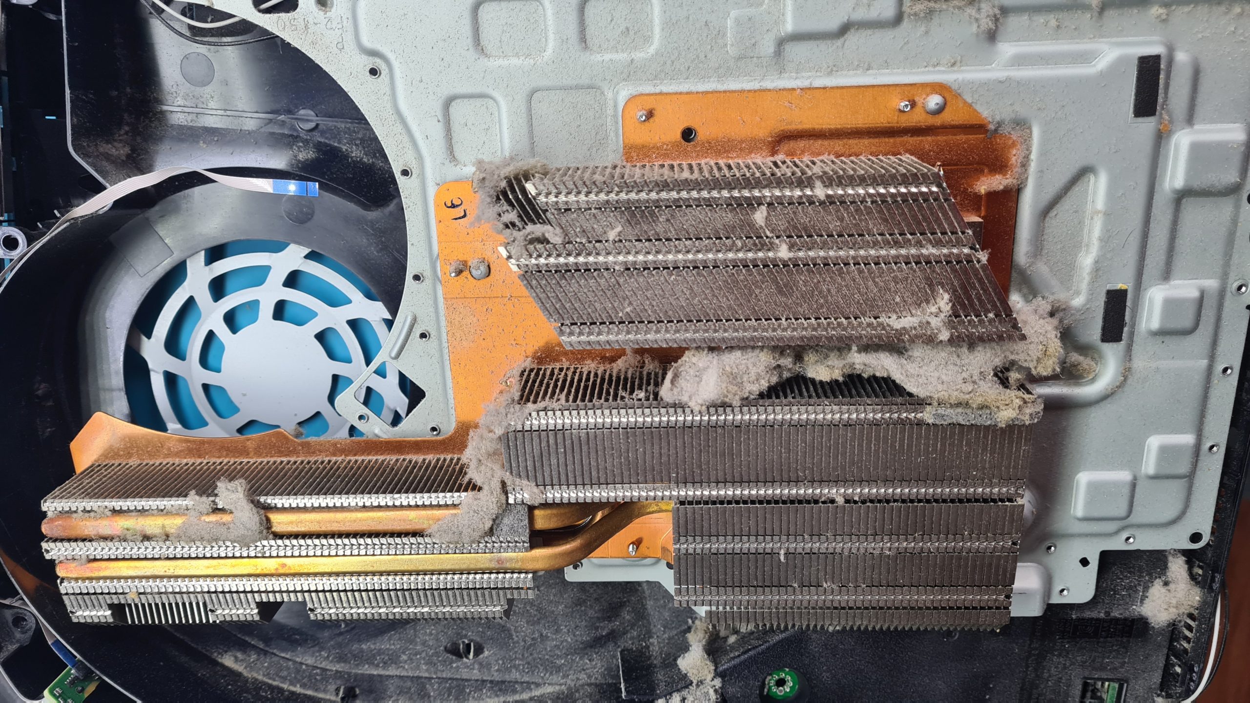 PS5 abierta con disipador atascado de polvo y suciedad – Causa común de sobrecalentamiento en GameSystems Leganés