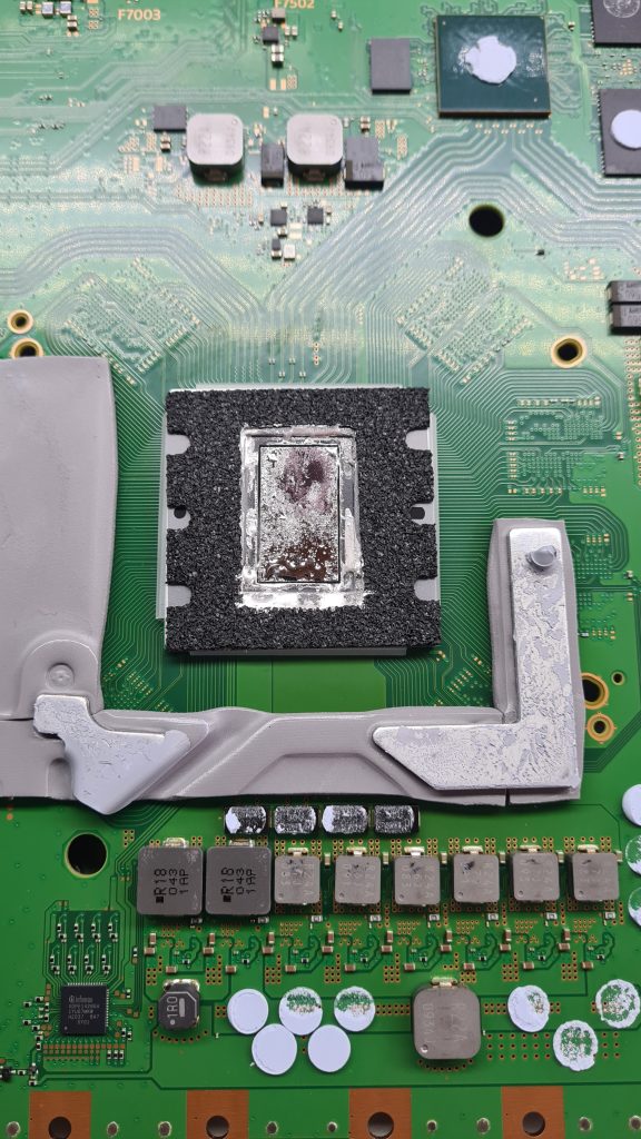CPU PS5 con metal líquido seco y degradado – Causa común de sobrecalentamiento en GameSystems Leganés