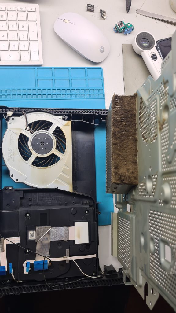 Consola PS4 abierta con disipador tapado de polvo y suciedad – Problema común de sobrecalentamiento reparado en GameSystems Leganés