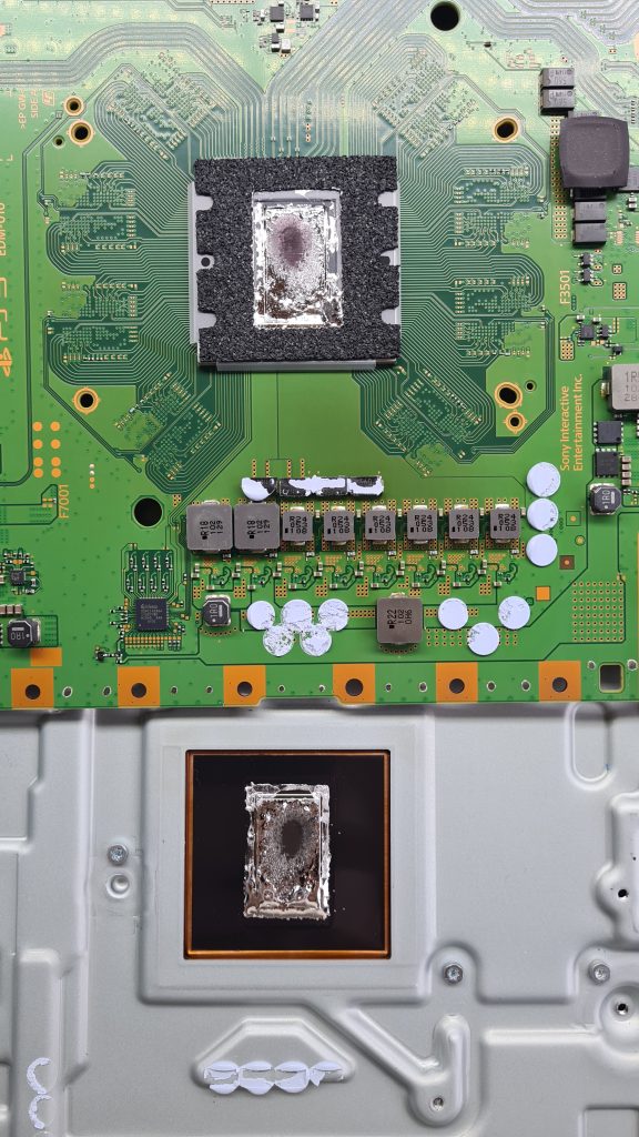 Placa madre PS5 con metal líquido seco y degradado – Problema común de sobrecalentamiento reparado en GameSystems Leganés